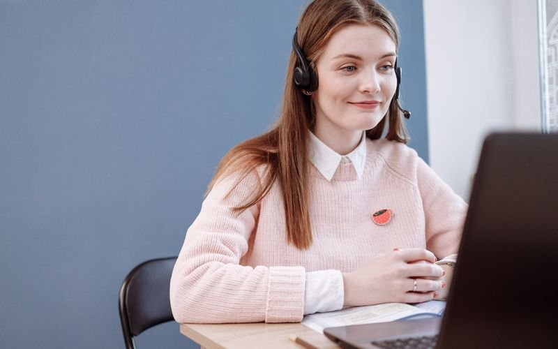 Customer support team using omnichannel inbox